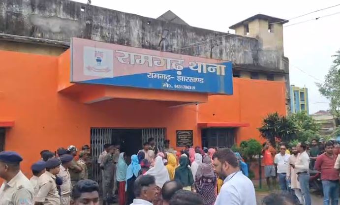 RAMGARH NEWS: पुलिस कस्टडी से फरार हुआ आरोपी,थाना में जमकर हुआ बवाल