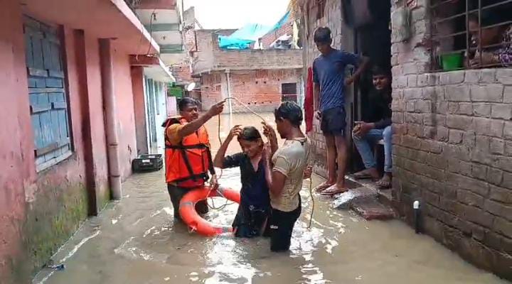 Weather Alert: मानसून की रफ़्तार ने झारखंड में मचाया तांडव,जमशेदपुर के कई इलाके में घुसा बाढ़ का पानी, पढ़े ताज़ा अपडेट