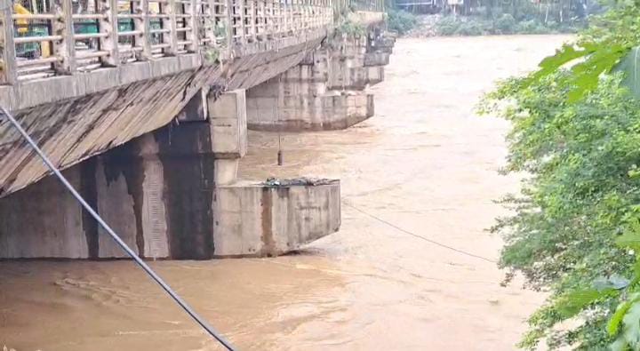 जमशेदपुर:बयांबिल डैम का फाटक खुलने से उफान पर खरकई और स्वर्णरेखा, घर में पानी घुस जाने से इन इलाकों के लोगों का जीवन हुआ अस्त-व्यस्त