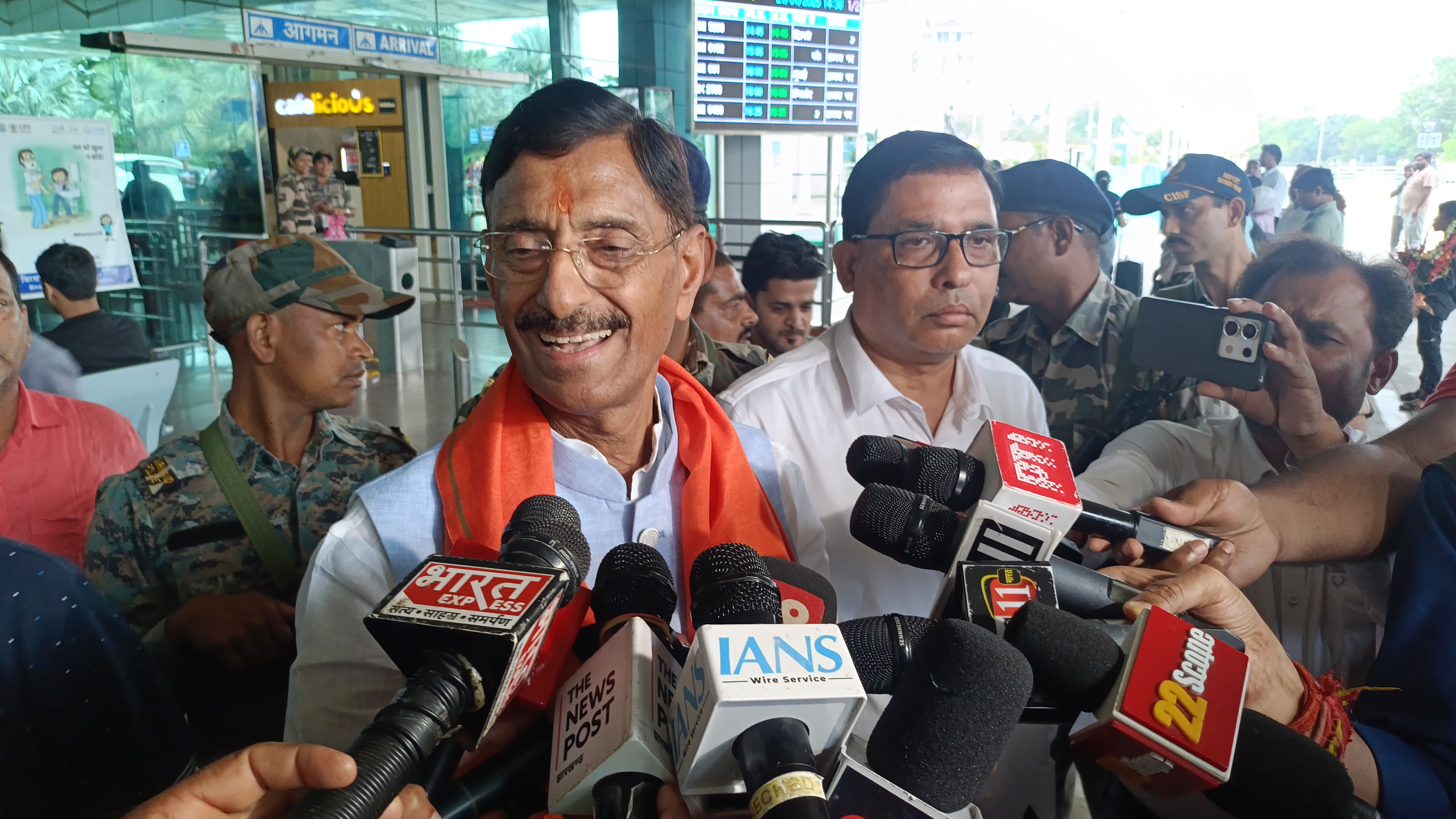 रांची की सड़कों पर दौड़ेगी 3.15 करोड़ की बस, रांची हवाई अड्डे से मंत्री संजय सेठ ने कह दी ये बड़ी बात