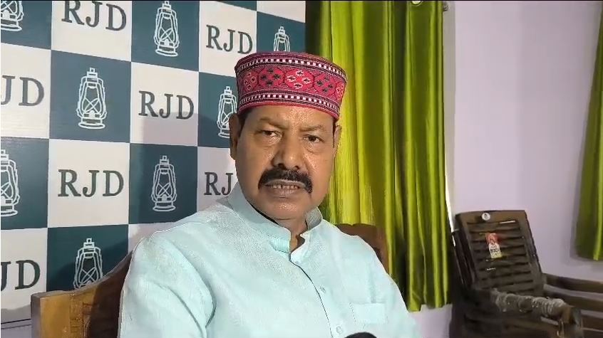 तेजस्वी के धमकीबाज़ विधायक ! गुस्से में भाई वीरेंद्र ने पंचायत सचिव को जूते से मारने की दे दी धमकी, सुनिये-VIRAL AUDIO