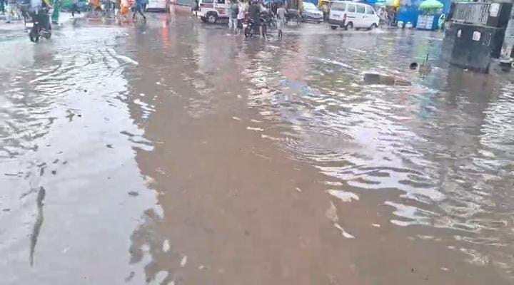 पटना में बारिश ने मचाई तबाही, रेलवे ट्रैक डूबे, स्कूल बंद, 27 जिलों में येलो अलर्ट