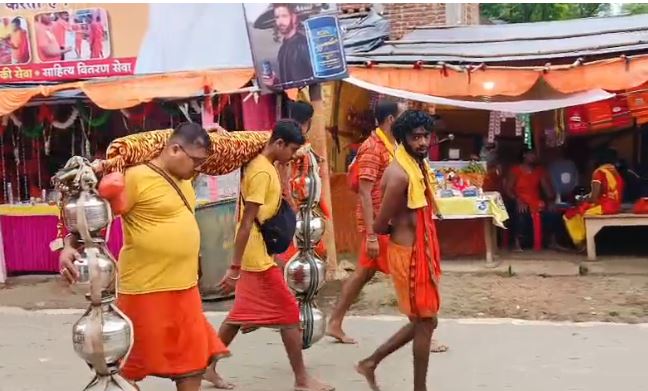 शिव के भक्तों की बात निराली, कोई भारी भरकम तो कोई आकर्षक कांवर लेकर पहुंच रहें बाबाधाम