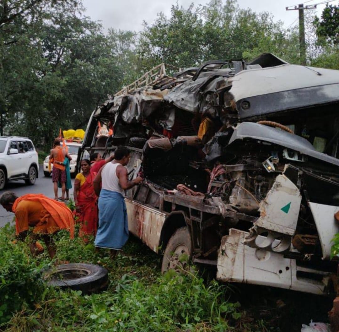 Breaking : देवघर में कांवरियों से भरी बस और ट्रक की भीषण टक्कर, कई की मौत की आशंका