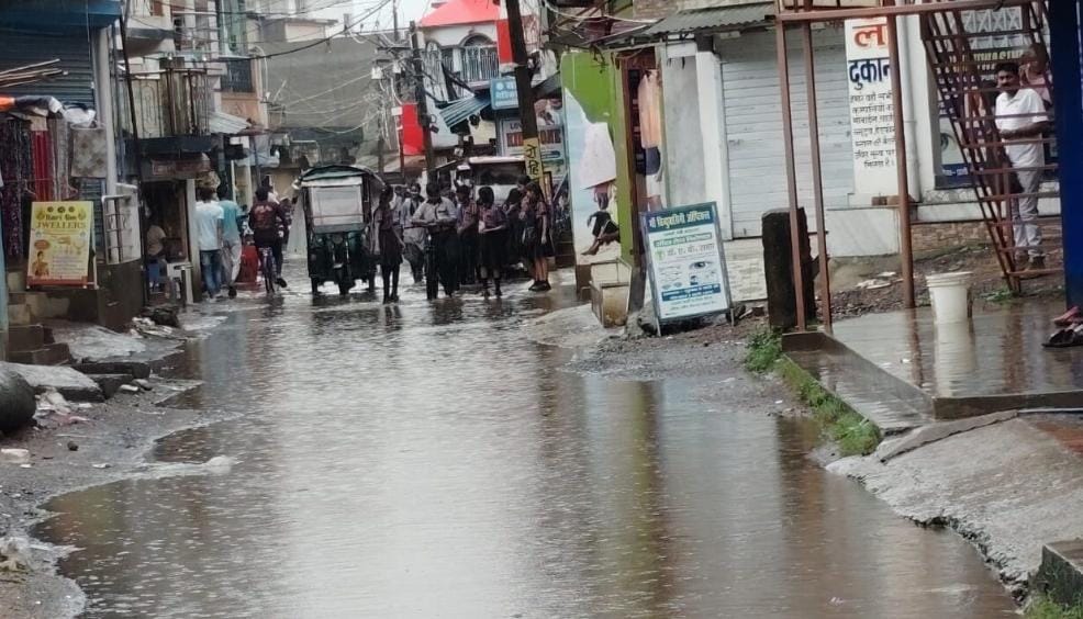 साहिबगंज के बरहरवा सब्जी मंडी की सड़क बना तालाब, स्कूली बच्चे व राहगीर पानी में चलने को मजबूर