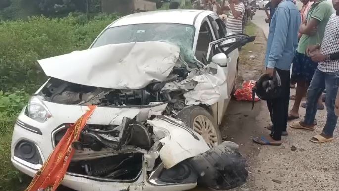 BREAKING: देवघर में फिर सड़क हादसा, ट्रक से टक्कर के बाद कार के उड़ गए परखच्चे, 6 श्रद्धालु घायल