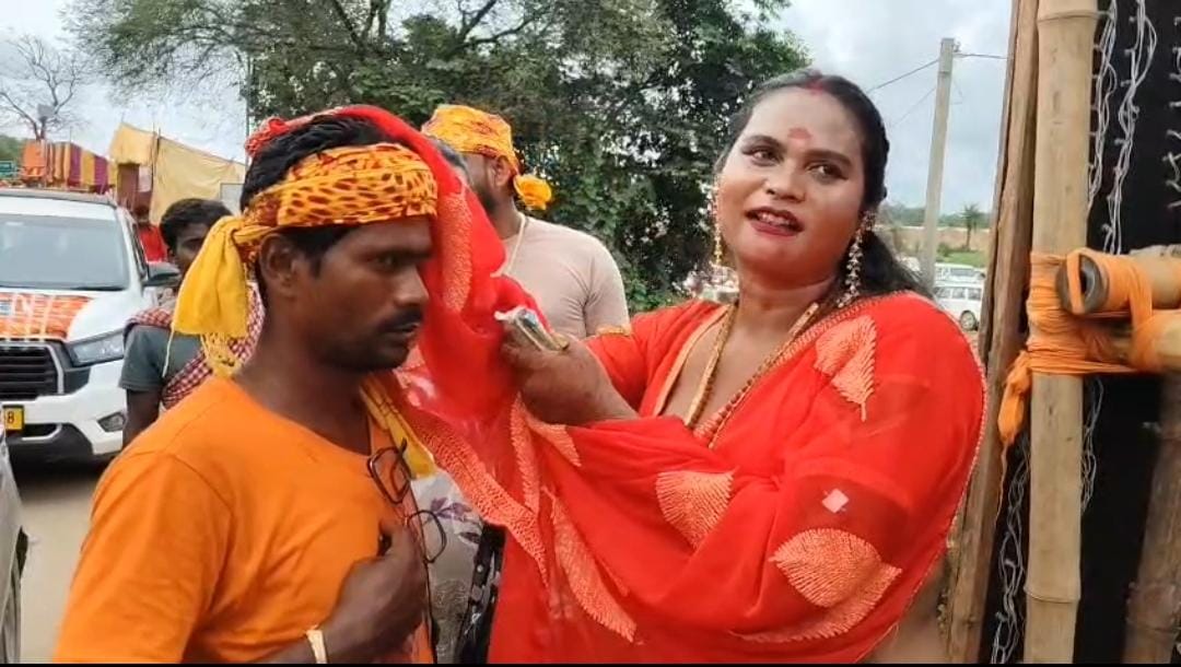 किन्नरों को भी सालों भर श्रावणी मेला का होता है इंतजार, फौजदारी दरबार में किन्नर भी भक्तों को दे रही है दिल से दुआ