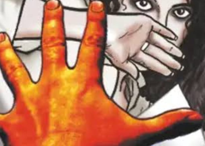 धनबाद में महिला बैंक अधिकारी से जबरदस्ती, पुलिस को मिली शिकायत तो FIR दर्ज कर ताबड़तोड़ कर रही छापेमारी