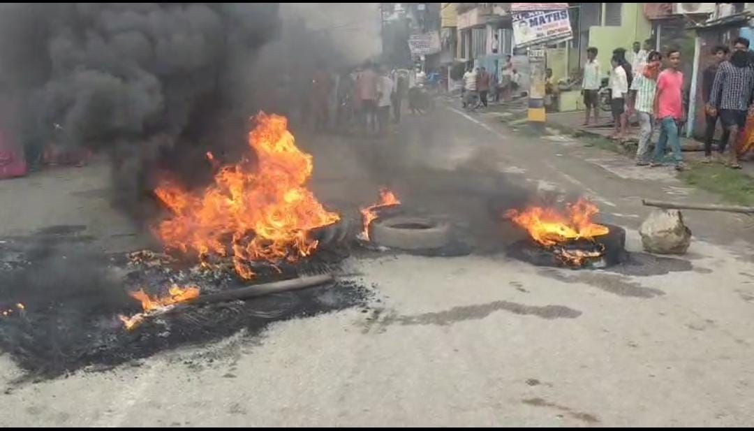 पटना: सड़क हादसे में एक युवक की मौत के बाद आक्रोशित लोगों ने जमकर काटा बवाल,आगजनी कर रोड जाम 