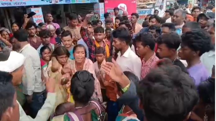 बाजार में घूम रही शातिर चोरनी, जैसे ही डाला हाथ, लोगों ने कर दी धुनाई, वायरल हो गया वीडियो