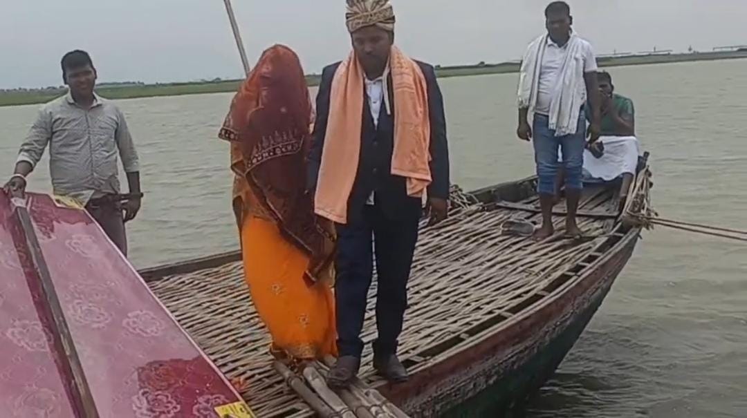 अनोखी शादी! लग्जरी कार की जगह नाव पर बारात लेकर पहुंचे दूल्हे राजा, फिर नाव से हुई दुल्हन की विदाई, देखिए Video 