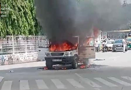 OMG! चलती टाटा सूमो में अचानक लगी भीषण आग, फिर जो हुआ, आप ही देखिए-VIDEO