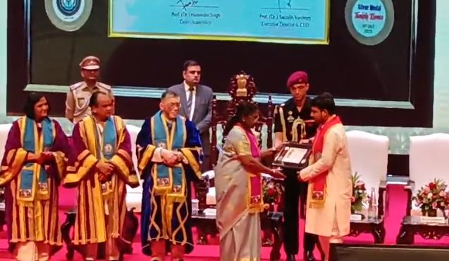 देवघर AIIMS का पहला दीक्षांत समारोह: राष्ट्रपति द्रौपदी मुर्मू ने MBBS के छात्रों को बांटे मेडल, कहा-कुशल और व्यवहारिक डॉक्टर बने