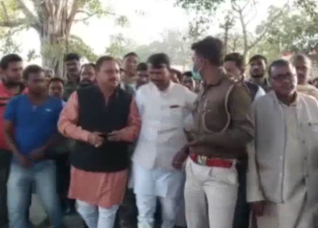 बीडीओ ने की आदिवासी युवक की पिटाई , आक्रोशित ग्रामीण बीडीओ को निलंबित करने की कर रहे मांग 