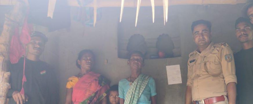 फरार आरोपी के घर पुलिस ने चिपकाया इश्तेहार, डायन-बिसाही के आरोप में महिला की गला रेतकर की थी हत्या