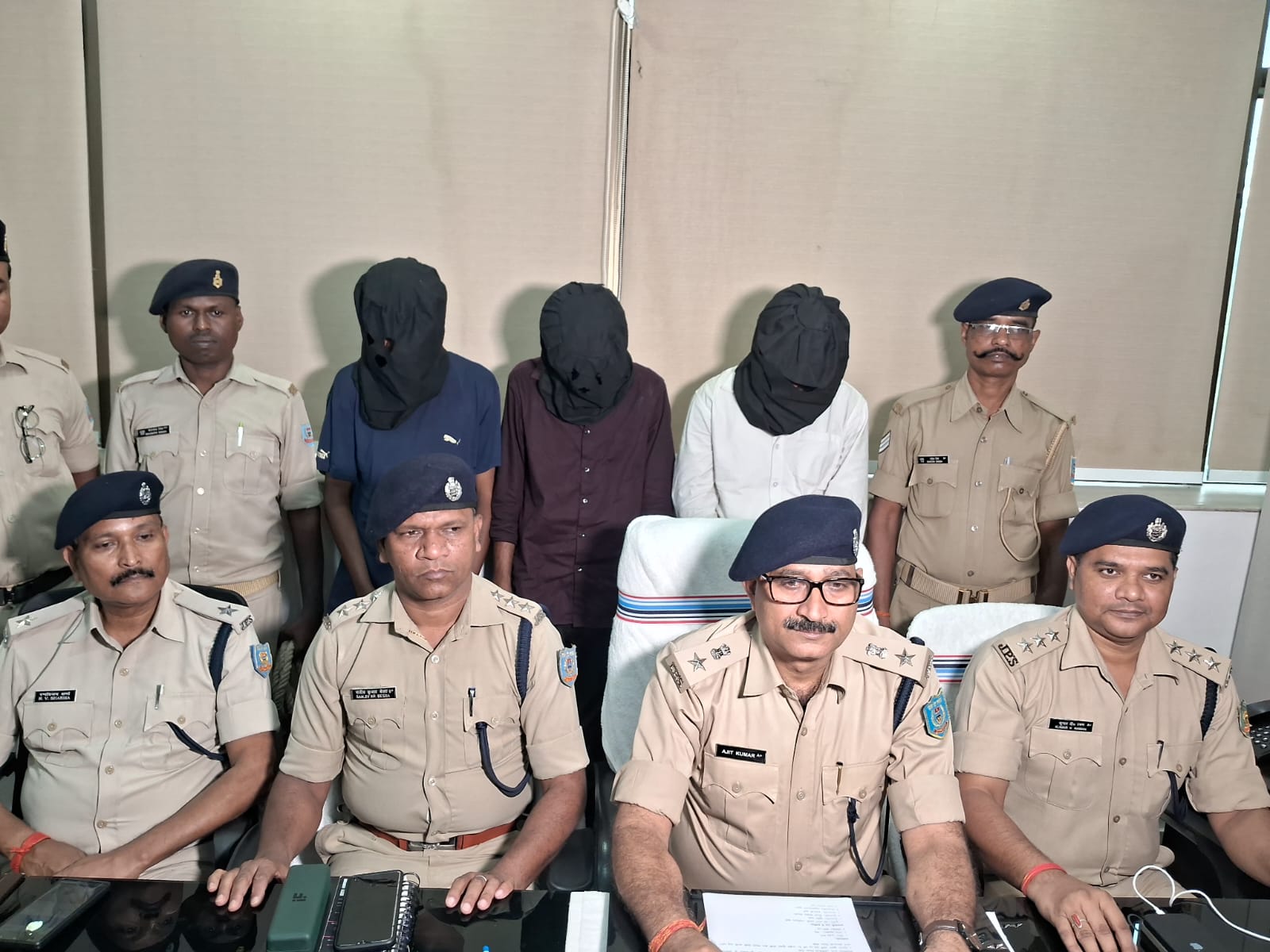 दोस्तों के साथ मिलकर अपने ही घर में चोरी कर लिया 10 लाख का  सोना, माँ ने कर दिया केस अब जेल पहुंचा बेटा  