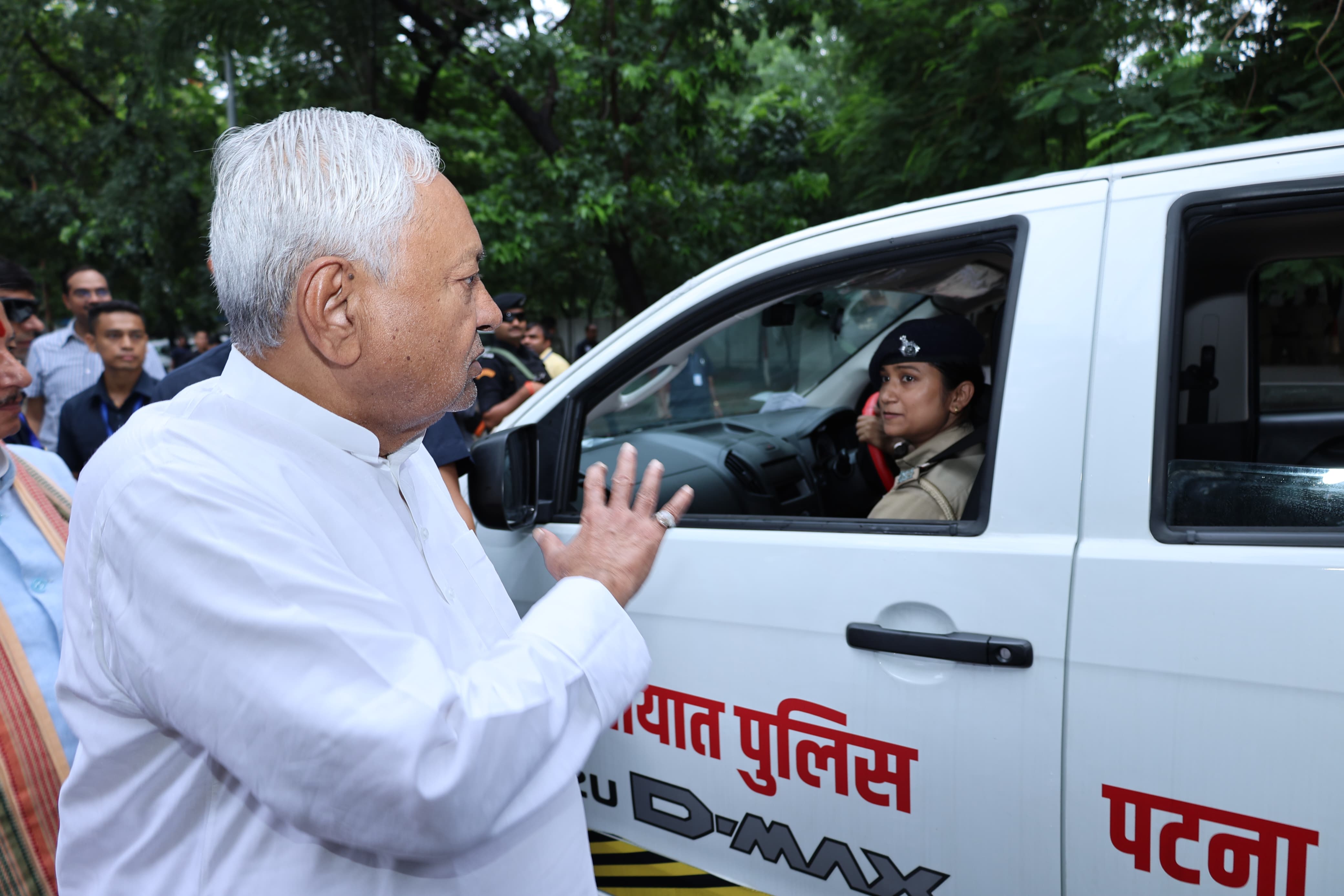 ट्रैफिक सुधार की दिशा में मुख्यमंत्री नीतीश कुमार का बड़ा कदम,71 नई पुलिस वाहनों को हरी झंडी दिखाकर किया रवाना