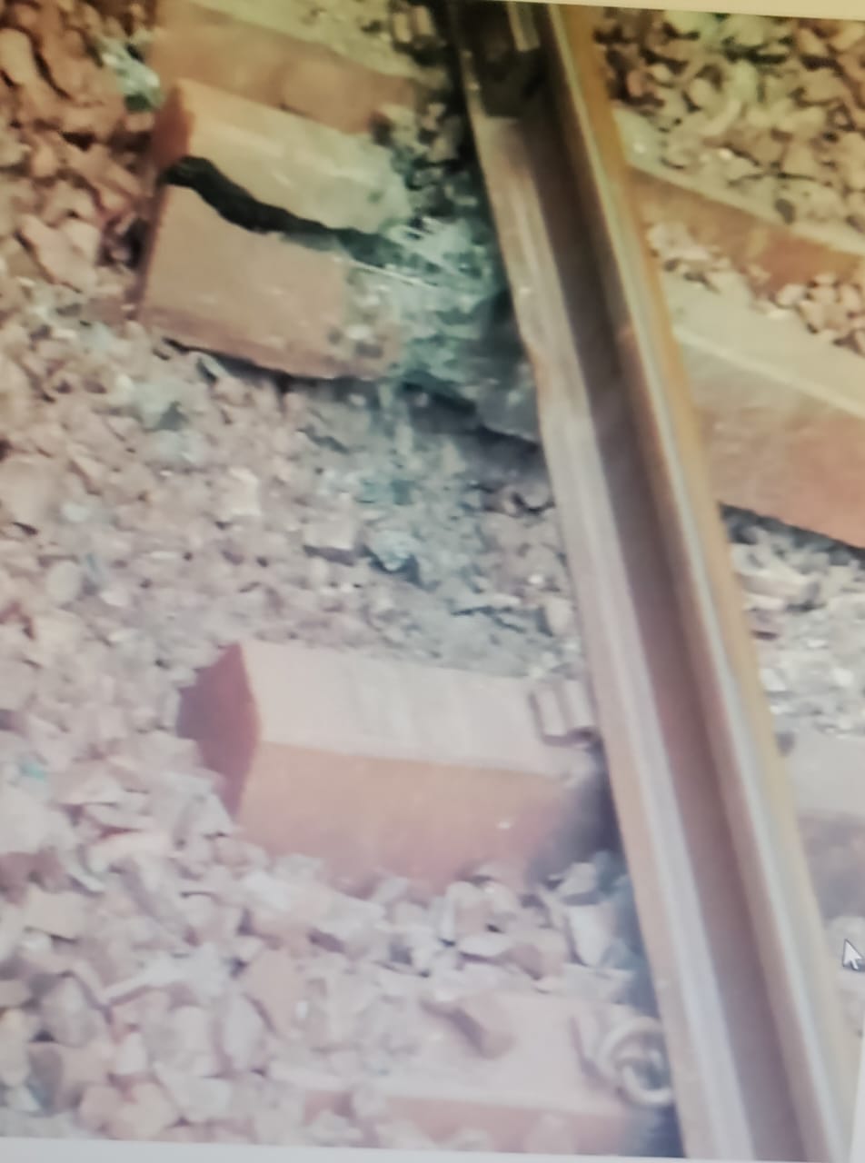 ओडिशा में रेलवे ट्रैक को नक्सलियों ने पहुंचाई  क्षति, जानिए कब की है घटना और कितना हुआ नुकसान  !