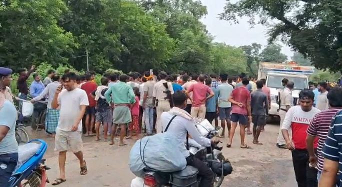 तेज रफ्तार ट्रक ने 3 कांवरियों को रौंदा, 2 महिलाओं की मौत, एक घायल, गोड्डा के रहने वाले थे सभी