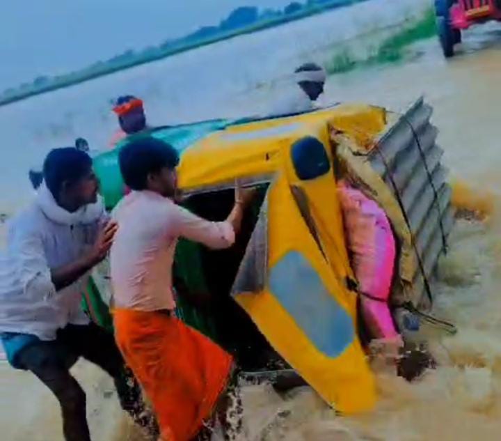 हाजीपुर: गंगा ने लिया विकराल रूप! राघोपुर में सड़क कटने से गांवों का टूटा संपर्क, लोग परेशान 