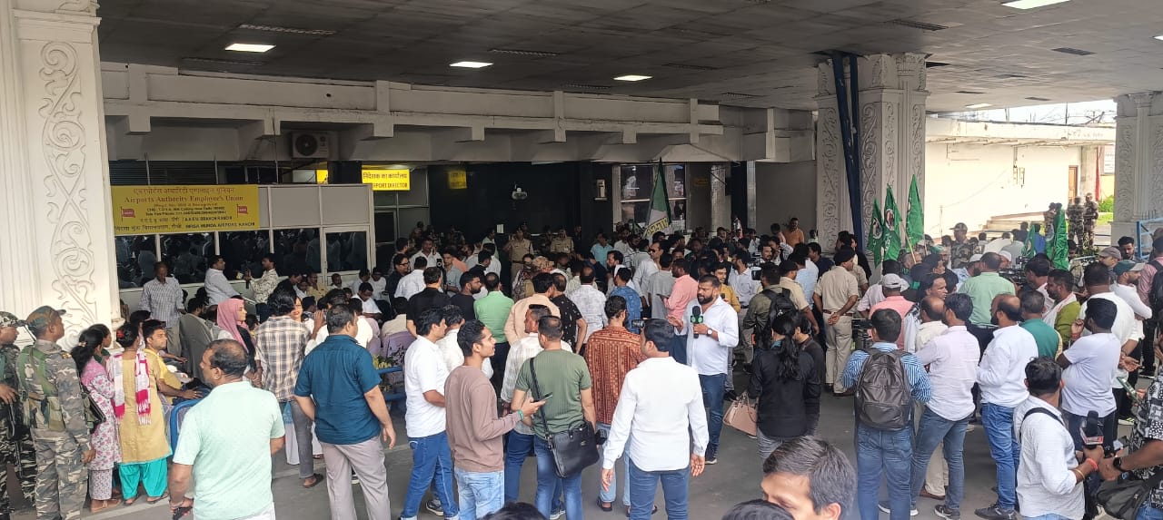 रांची एअरपोर्ट पर उमड़ी भारी भीड़, गुरु जी के अंतिम दर्शन के लिए लोग कर रहें इंतजार