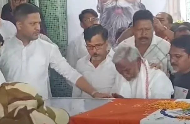 गुरु जी के अंतिम दर्शन में फफक कर रो पड़े पूर्व सीएम चंपाई सोरेन, कहा-एक युग का अंत
