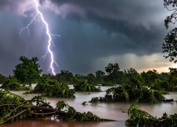 Weather Alert: अगले चार दिनों तक झारखंड में दिखेगा बारिश और वज्रपात का व्यापक असर,आंधी तूफ़ान को लेकर IMD का अलर्ट