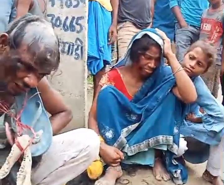 शर्मनाक ! पहले मुंडवाए बाल,फिर मुंह पर कालिख पोत घुमाया पूरा गांव, प्रेमी जोड़े के साथ क्रुरता की सारी हदें पार देखिए-VIDEO