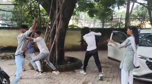 एक दूसरे पर जमकर लात-घूंसे और बेल्ट बरसाते रहे युवक, तमाशाबीन बने रहे लोग,देखें जमशेदपुर का ये-VIRAL VIDEO 