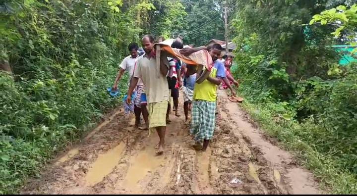 आजादी के इतने साल बाद भी सड़क के लिए तरस रहा है पूर्वी सिंहभूम का ये गांव, आज भी अस्पताल जाने के लिए खटिया का लिया जाता है सहारा