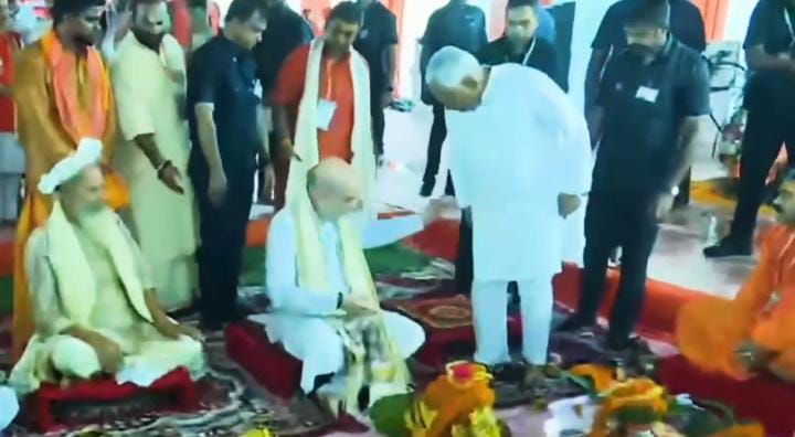 भूमि पूजन के दौरान अजीबो-गरीब हरक़त करने लगे नीतीश कुमार,तो मच गया बवाल, देखिए-VIRAL VIDEO 