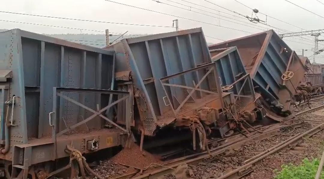 सरायकेला: चांडिल स्टेशन के पास दो मालगाड़ियों के बीच टक्कर, कई डब्बे पटरी से उतरे