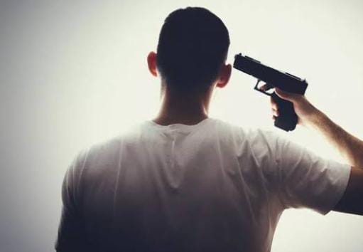 जानलेवा इश्क! गर्लफ्रेंड की बेवफाई से दुखी बॉयफ्रेंड ने प्रेमिका के घर के बाहर किया ऐसा कांड कि सन्न रह गए लोग, पढें पूरा मामला