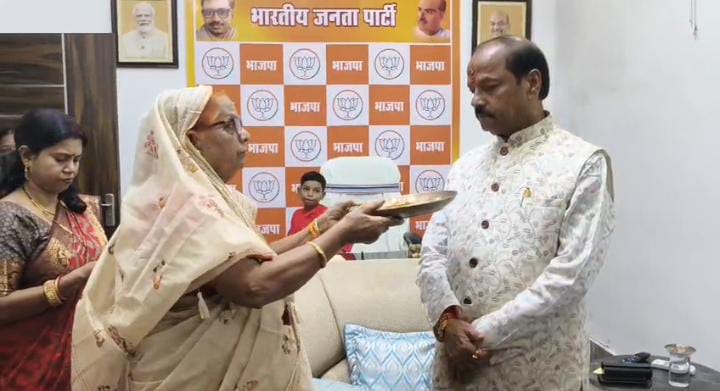 जमशेदपुर: पूर्व मुख्यमंत्री रघुवर दास ने भी धूमधाम से मनाया रक्षाबंधन का त्यौहार, बहन से राखी बंधवाकर लिया आशीर्वाद