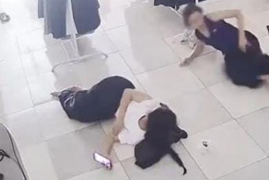 फर्श पर सोई लड़की के पैंट में अचानक घुस गया चूहा, तभी उसने किया कुछ ऐसा कि लोटपोट हो गए लोग,देखिए-VIRAL VIDEO