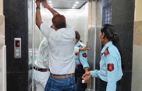 बिहार के इस मॉडल अस्पताल की लिफ्ट में फंसी गर्भवती महिला, अस्पताल में मचा हड़कंप