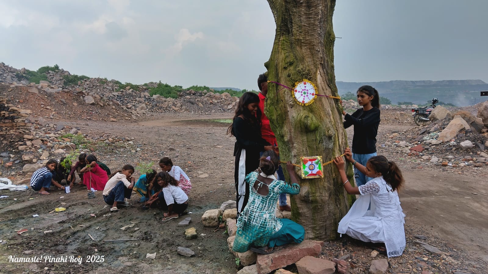 झरिया को "झरिया" ही रहने दे हुजूर! बचे-खुचे पेड़ों में राखी बांध बच्चों ने समाज को झकझोरने का किया प्रयास