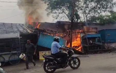 जमशेदपुर: बिरसानगर बाजार की तीन दुकानो में लगी भीषणआग, लाखों का सामान जलकर खाक, पढ़ें अगलगी की वजह