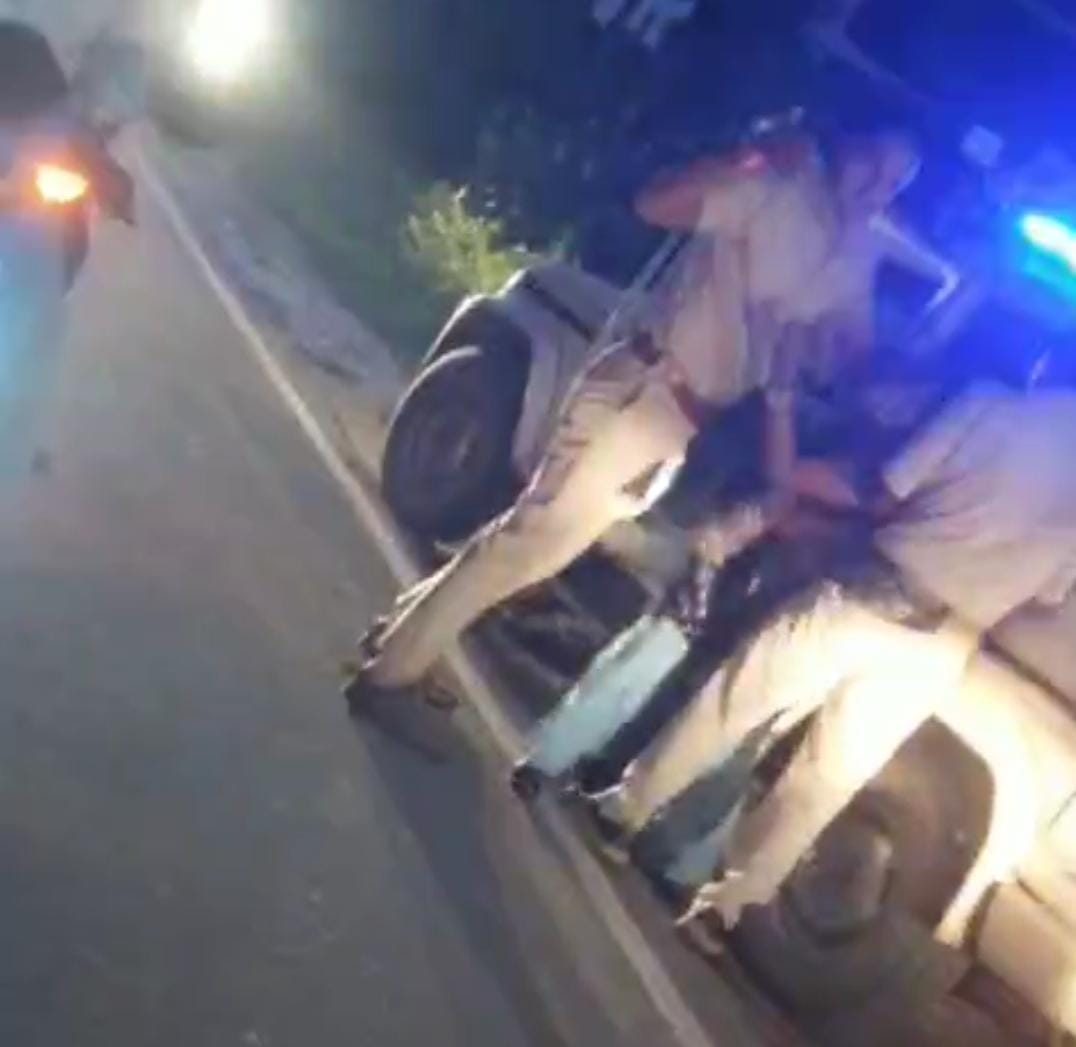 पुलिस की शर्मनाक हरकत का वीडियो वायरल, वाहन चेकिंग के नाम पर महिला को बाहों में जकड़ा, मच गया बवाल