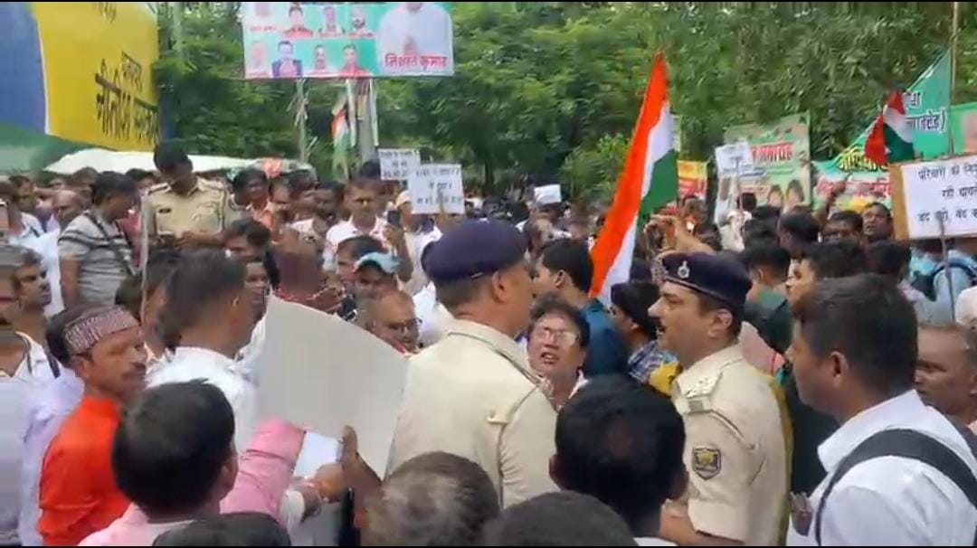 जदयू कार्यालय के बाहर पंचायत वार्ड सदस्यों का हंगामा, गेट तोड़ने की कोशिश, जानिए क्या है इनकी मांगें