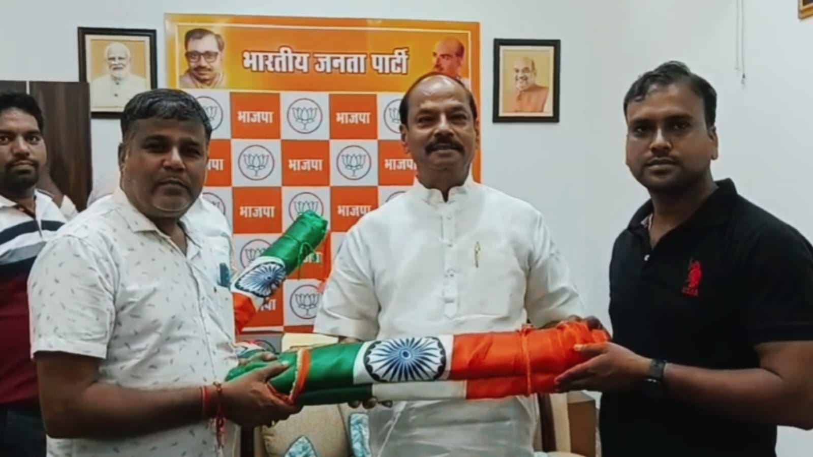 जमशेदपुर में रघुवर दास ने शुरू किया हर घर तिरंगा अभियान, कार्यकर्ताओं को बांटे सैकड़ों ध्वज