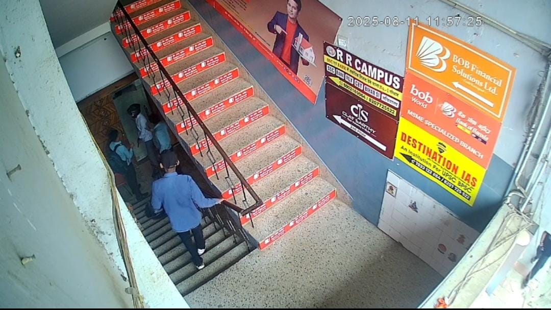 पटना में दिनदहाड़े बैंक में लूट का प्रयास, कल्याण ज्वेलर्स कर्मचारियों ने छीन ली अपराधी की पिस्टल, CCTV में कैद हुई वारदात 