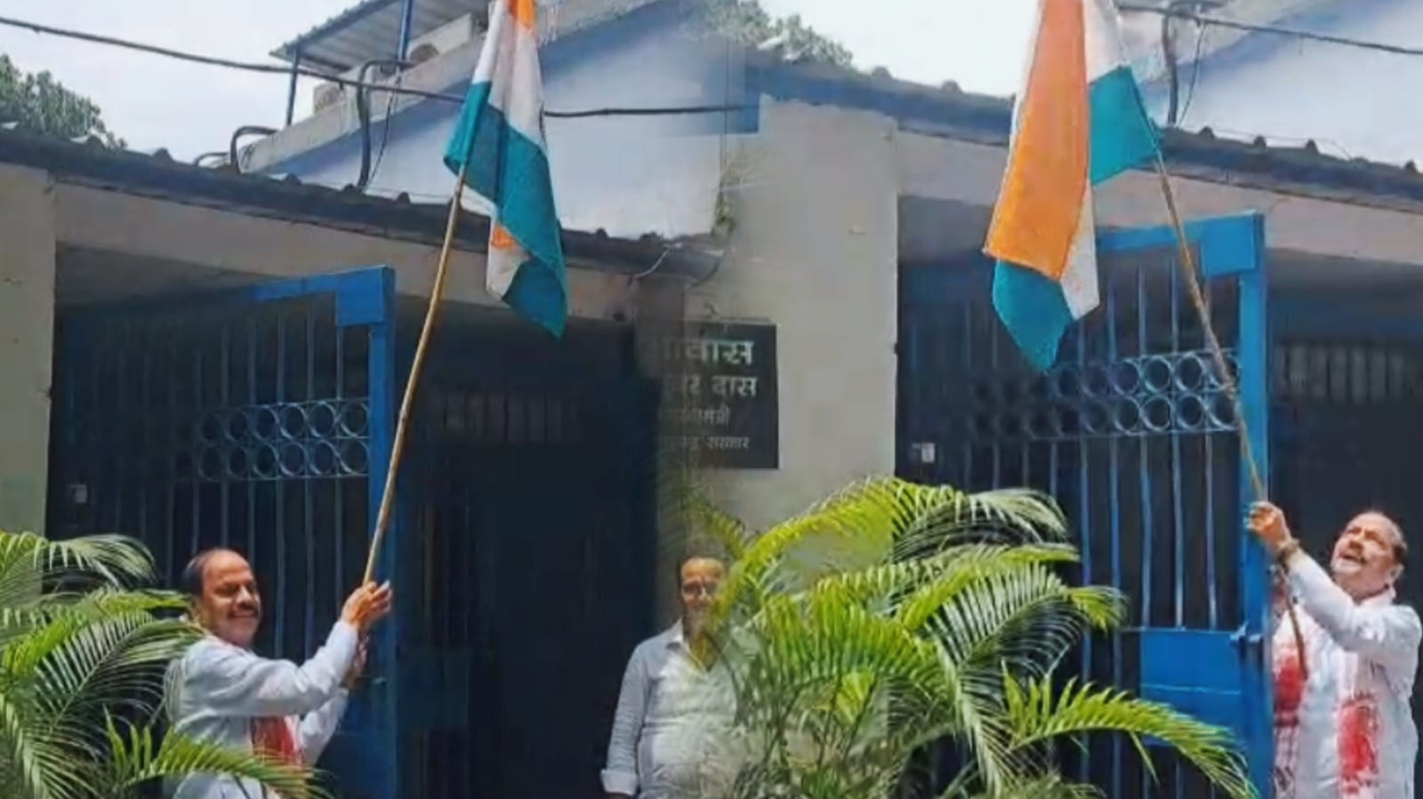 पूरा देश मना रहा है हर घर तिरंगा के साथ आजादी का उत्सव, रघुवर दास ने तिरंगा फहराकर दी आजादी के जश्न की बधाई