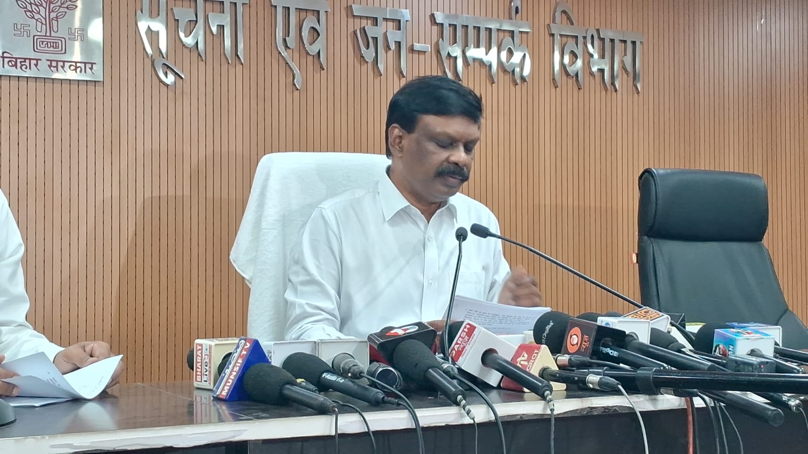 बिहार कैबिनेट ने 30 अहम प्रस्तावों पर लगायी मुहर, हवाई अड्डों से लेकर डिजिटल लाइब्रेरी तक चलेगी विकास की रफ्तार