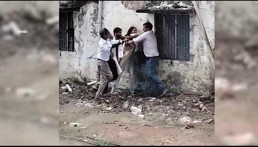 बीपीएससी टीचर बनते ही पत्नी के बदले तेवर, देखिए कैसे परिजनों संग मिलकर कर दी पति की कुटाई, Video Viral 