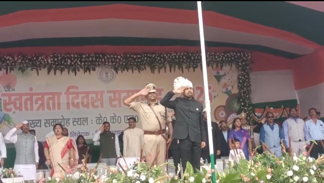 देवघर के नगर स्टेडियम में उपायुक्त नमन प्रियेश लकड़ा ने फहराया राष्ट्रीय ध्वज, इस बार सादगी से मनाया गया स्वतंत्रता दिवस समारोह