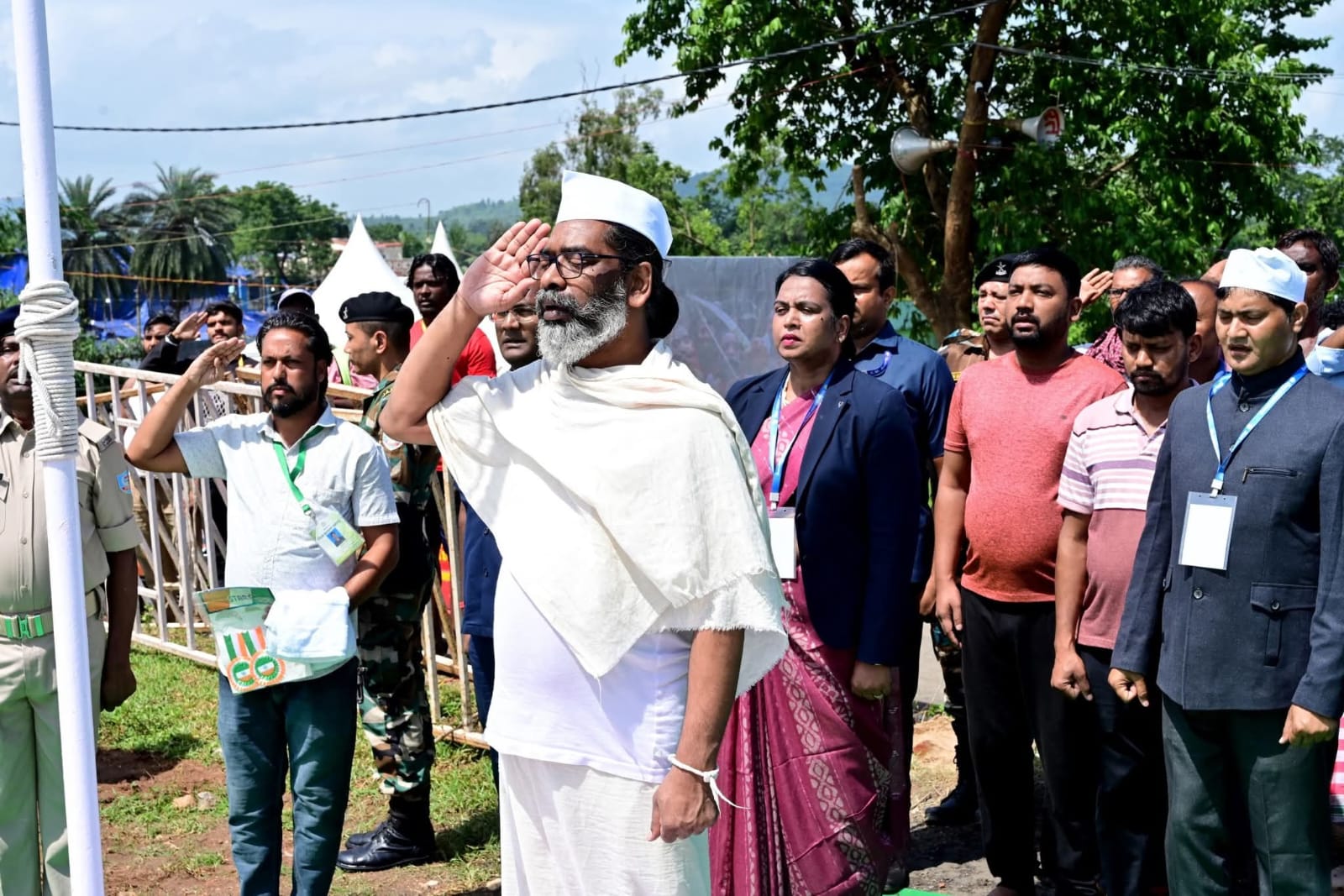 मुख्यमंत्री हेमन्त सोरेन ने अपने पैतृक गांव नेमरा में किया झंडोत्तोलन, राज्यवासियों को स्वतंत्रता दिवस की बधाई