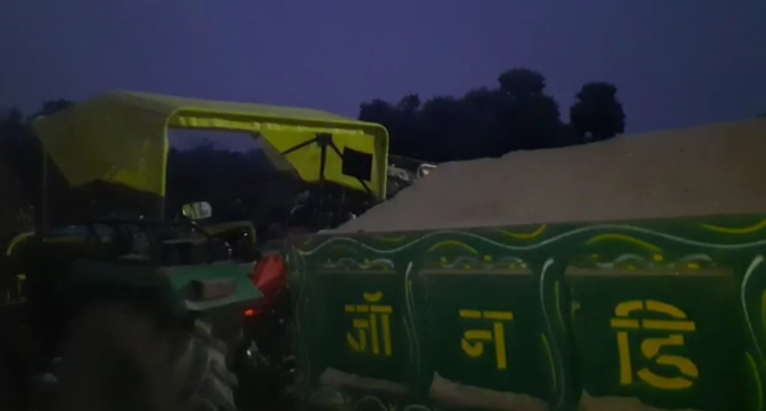 बालू लदे तीन ट्रैक्टर जब्त, कालुबाथन ओपी को किया सुपुर्द