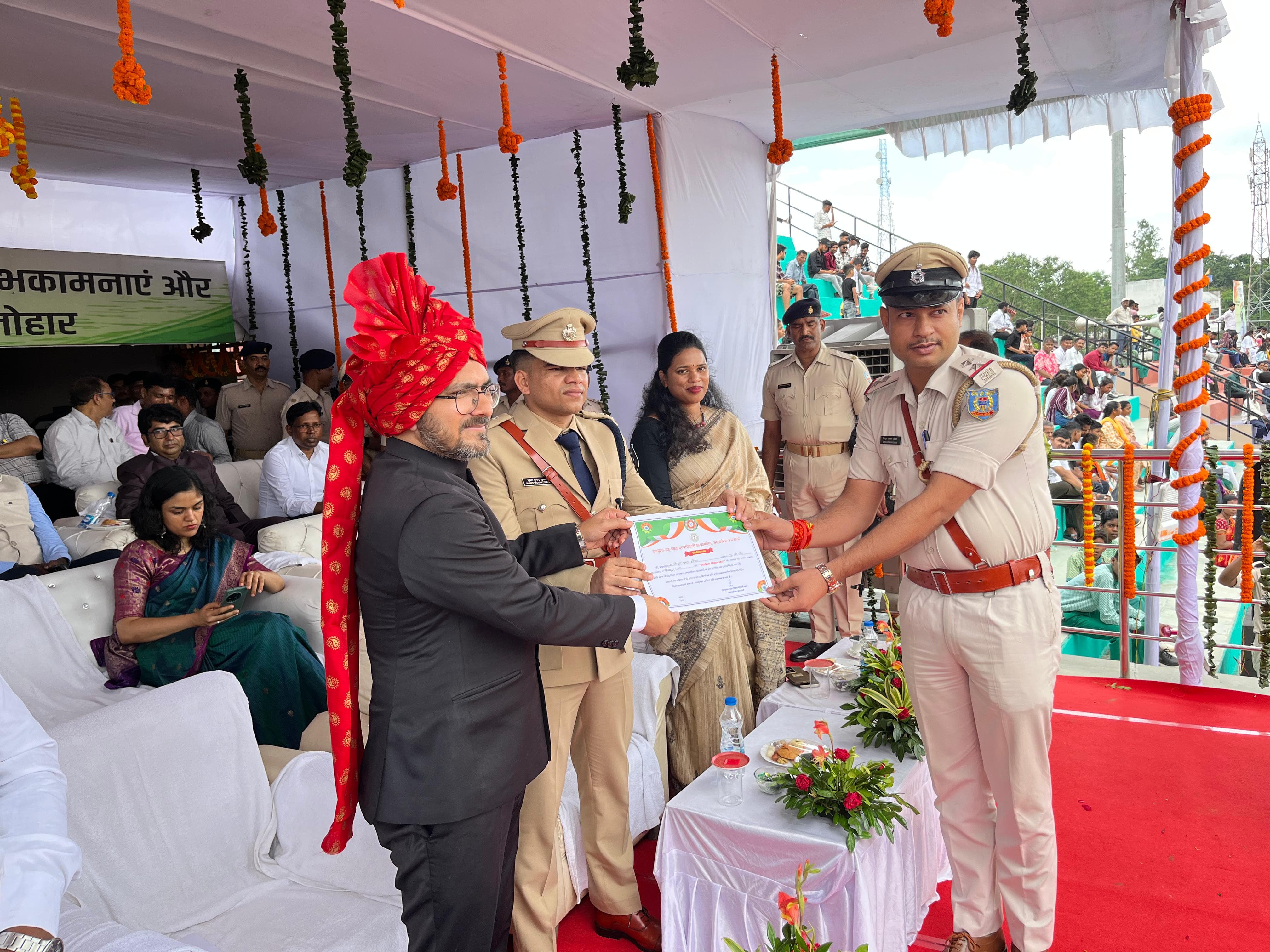 सरायकेला में धूमधाम से मनाया गया 79वां स्वाधीनता दिवस, भगवान बिरसा मुंडा स्टेडियम स्वतंत्रता सेनानियों को किया गया नमन