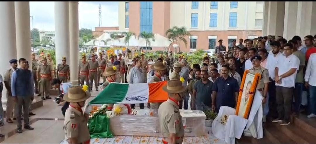 रामदास सोरेन का पार्थिव शरीर पहुंचा रांची विधानसभा, राजकीय सम्मान के साथ दी जा रही श्रद्धांजलि